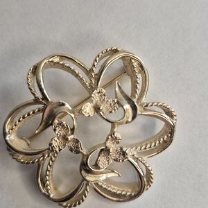 Retro pin, brooch.  Gold tone swirl. Vintage about 1974-75.